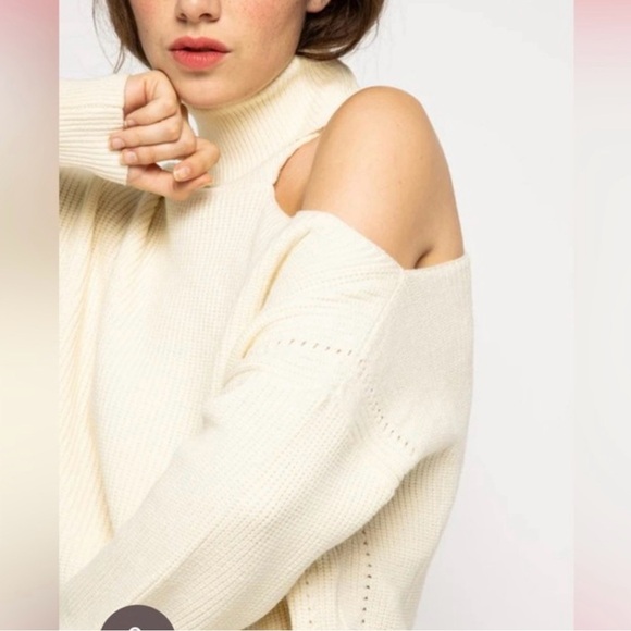 En Merci Cold Shoulder Turtleneck Sweater Green - Picture 3 of 10